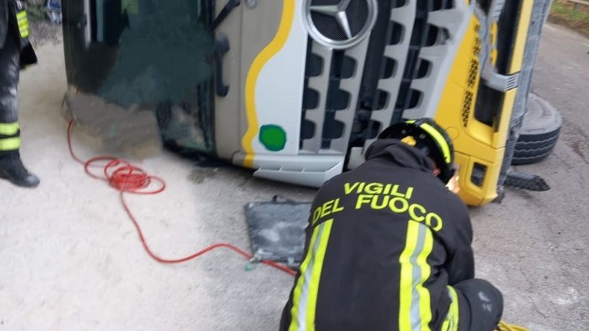 benevento camion carico sabbia si ribalta
