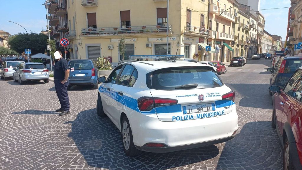 benevento ubriaco tampona auto aggredisce vigili urbani denunciato
