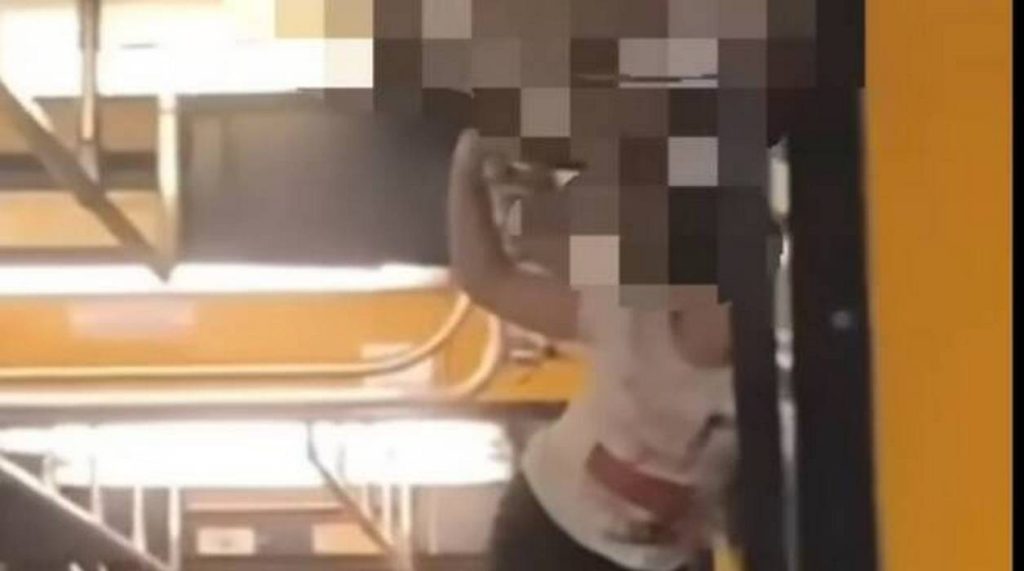 ragazza rischia vita selfie circumvesuviana napoli sorrento