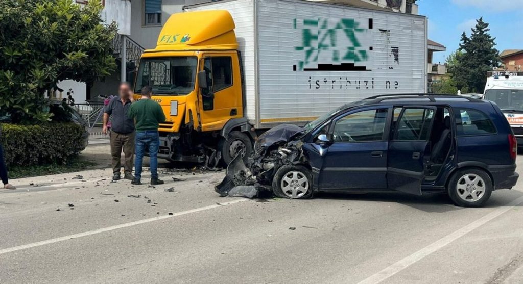 incidente camion auto maddaloni 25 ottobre