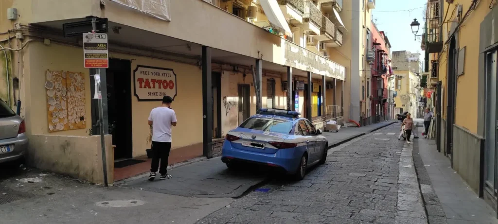 torre del greco uomo precipita palazzo