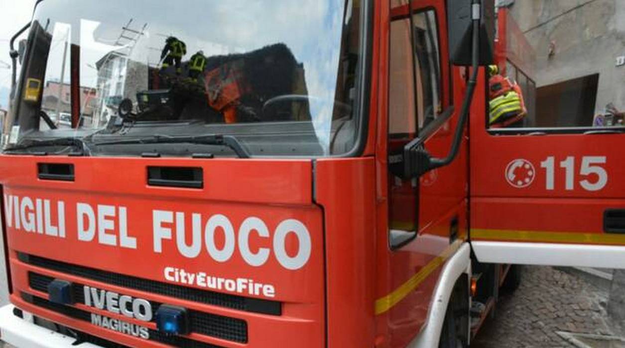 minori uomo minaccia suicidio salvato vigili fuoco 19 ottobre