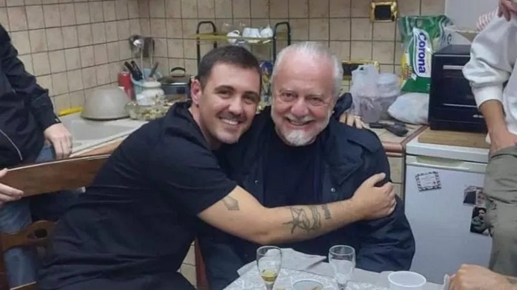 napoli de laurentiis telefona tifoso foto incontro