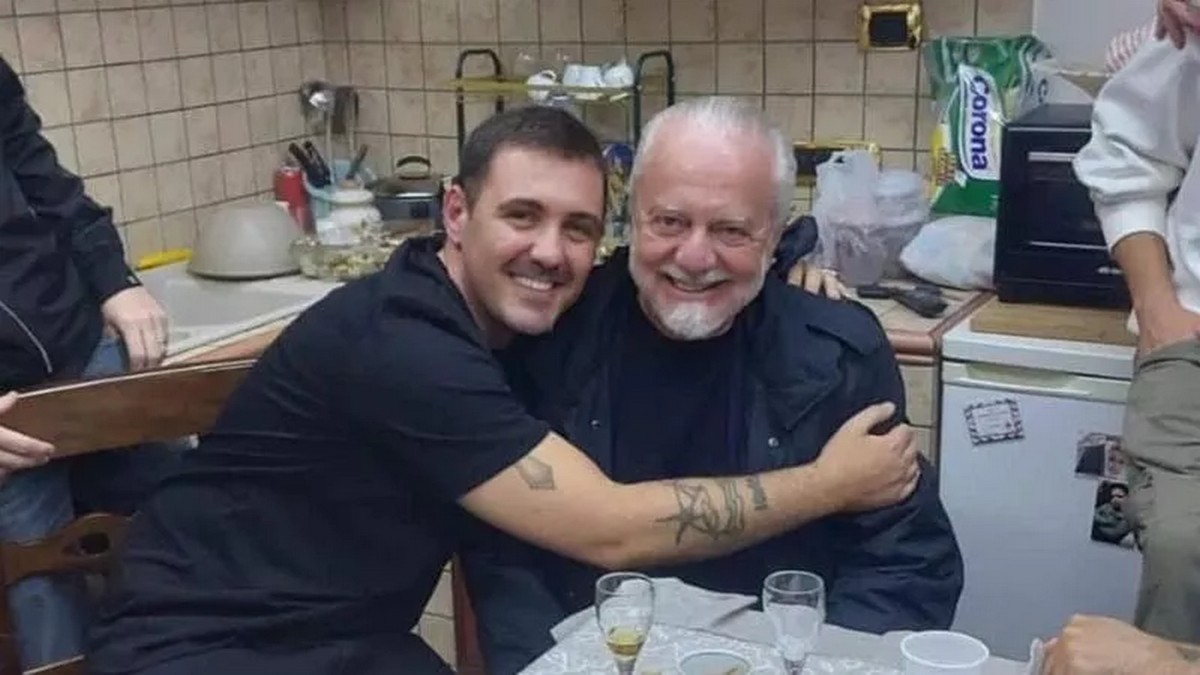 napoli de laurentiis telefona tifoso foto incontro