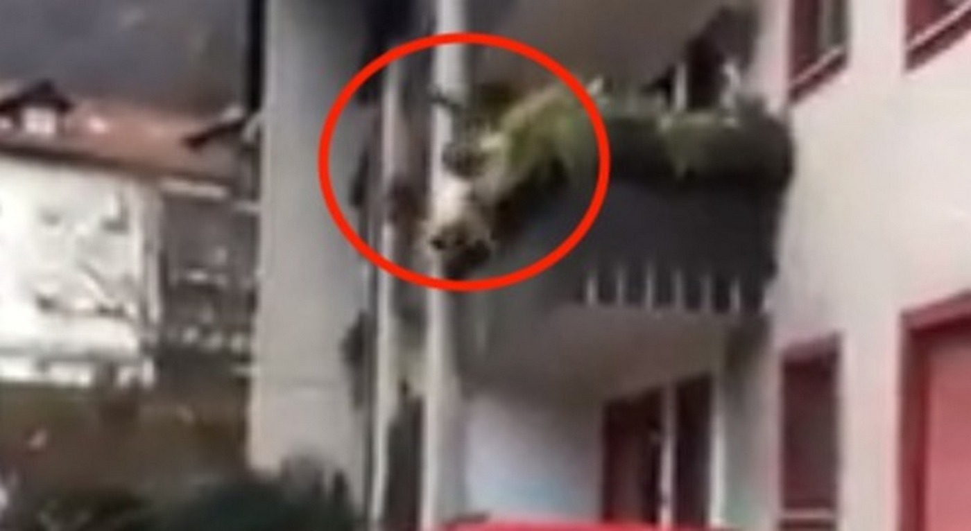 maddaloni-cade-balcone-finisce-passante