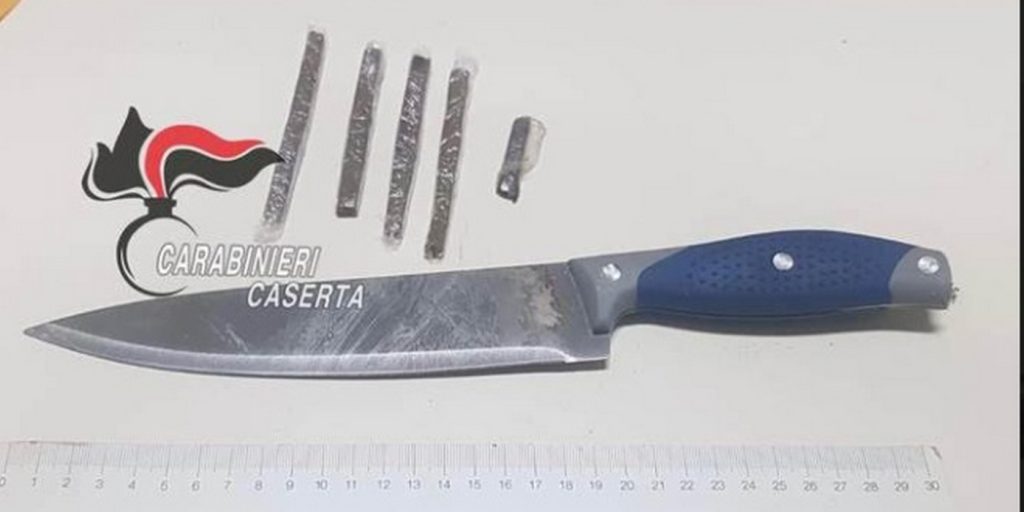 tenta rapinare telefono caserta aggredisce carabinieri