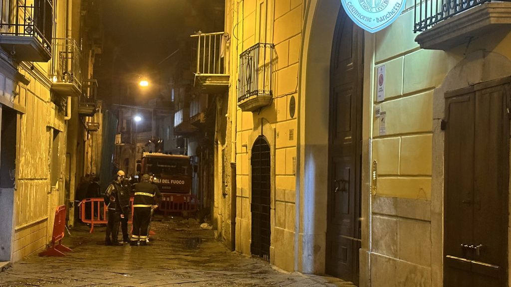 Maddaloni crolla vecchio palazzo abbandonato