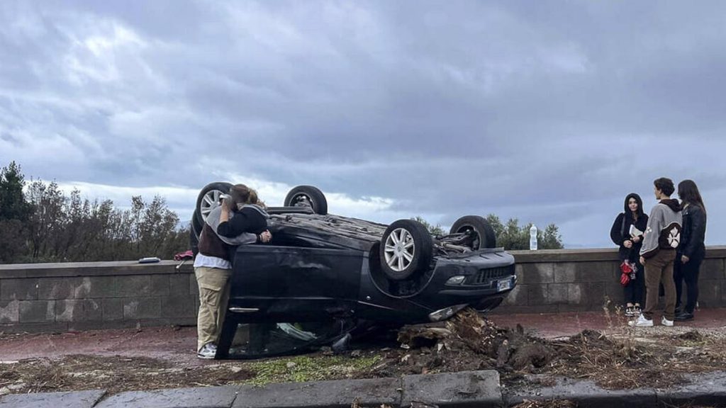 napoli auto si ribalta ogi 12 novembre
