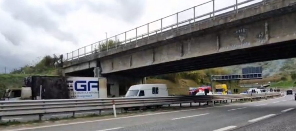 avellino-incendio-camion -autostrada-a16