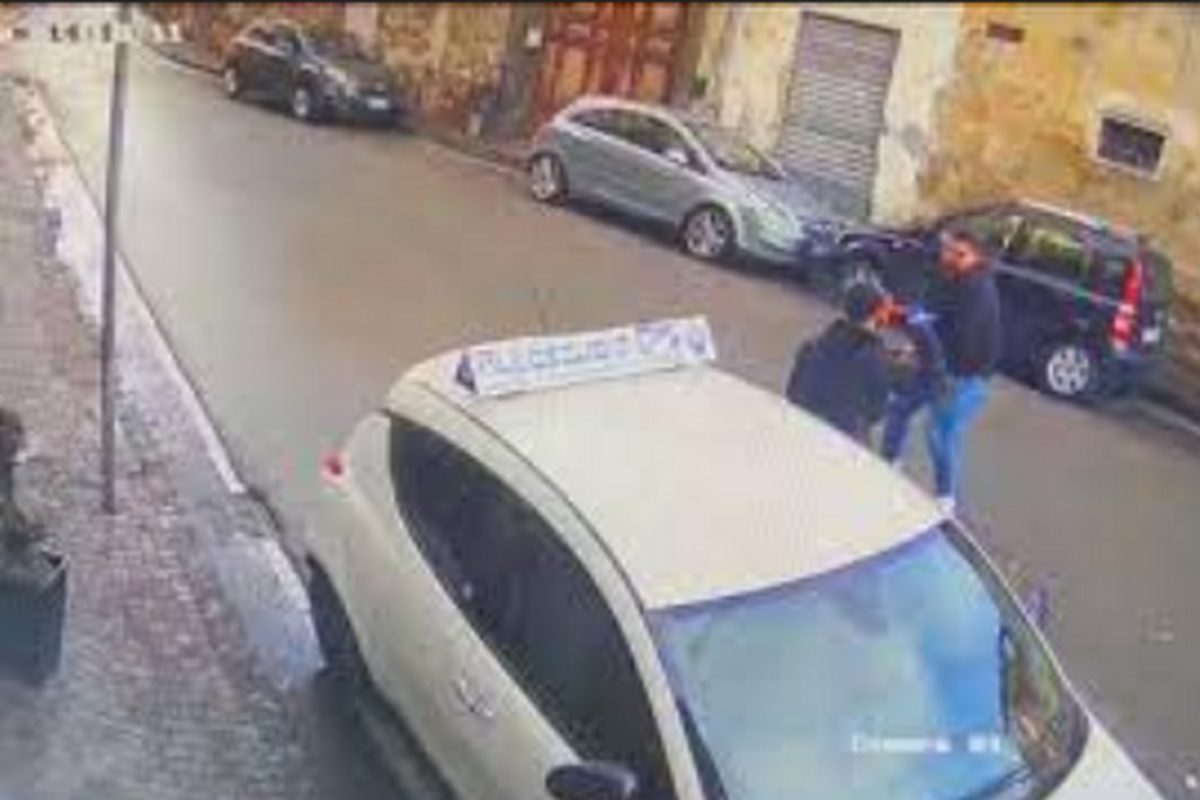 grumo nevano tentano rubare auto scuola guida