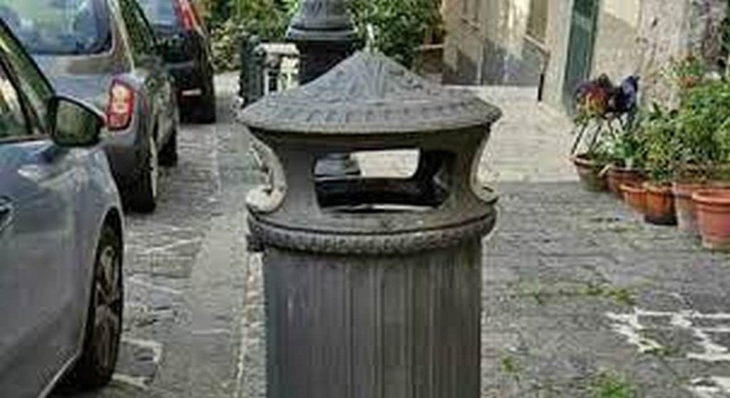 rubati cestino posacenere ghisa eboli indagini 1 novembre