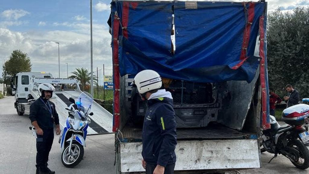 napoli cerca investire agenti auto rubata arresto