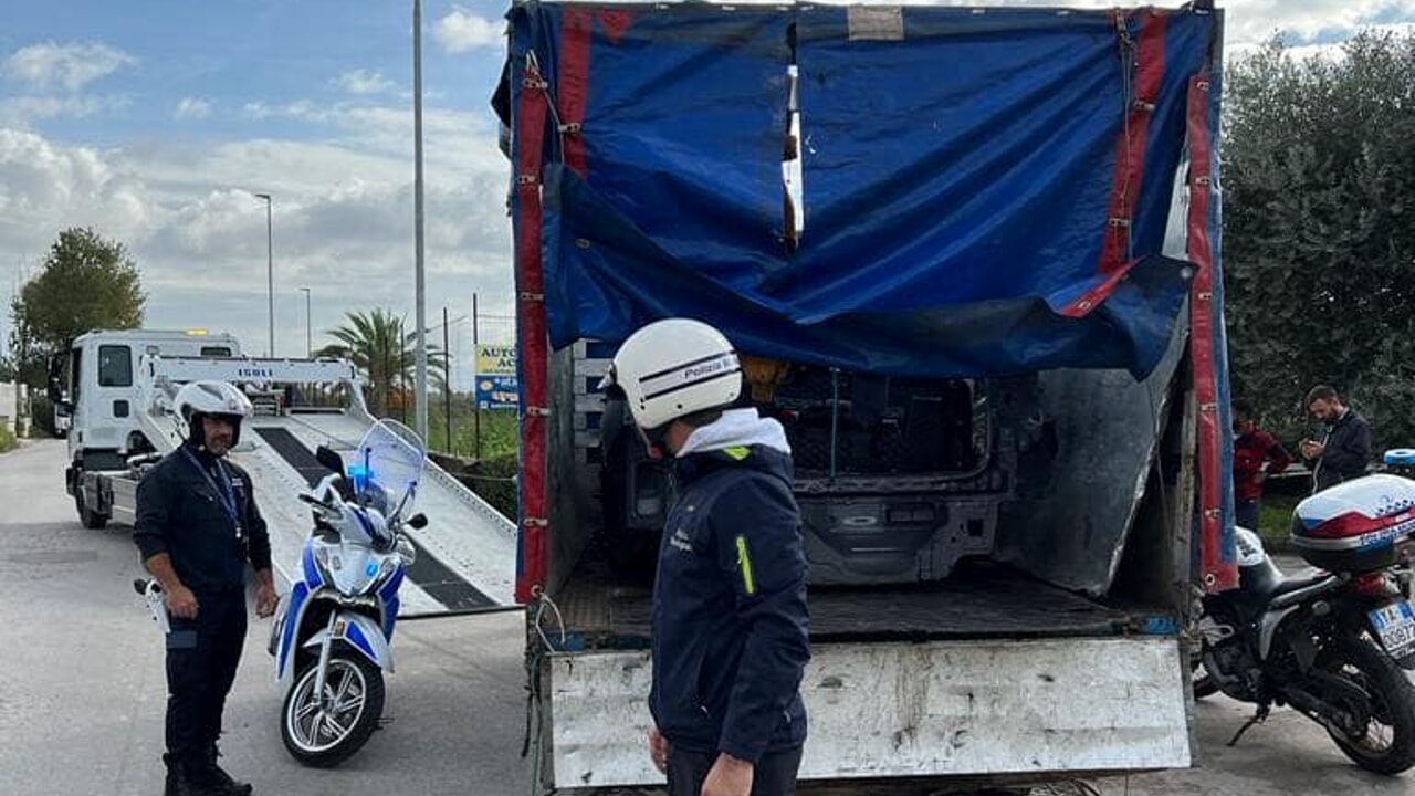 napoli cerca investire agenti auto rubata arresto