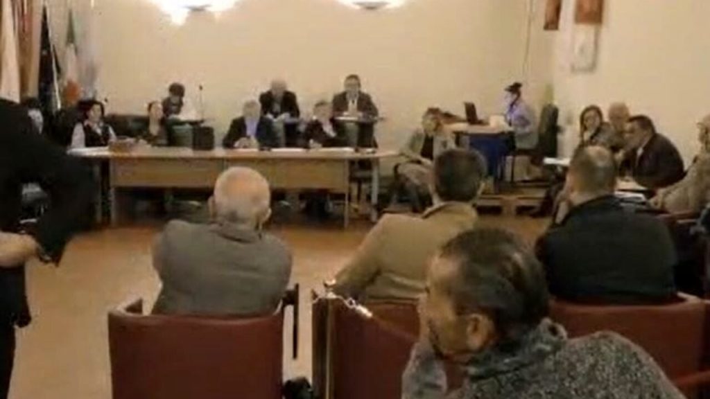 maddaloni-bestemmia-consiglio-comunale-video