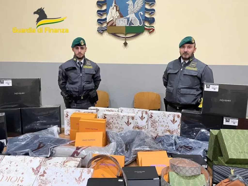 napoli sequestro borse cinture portafoglio contraffatti