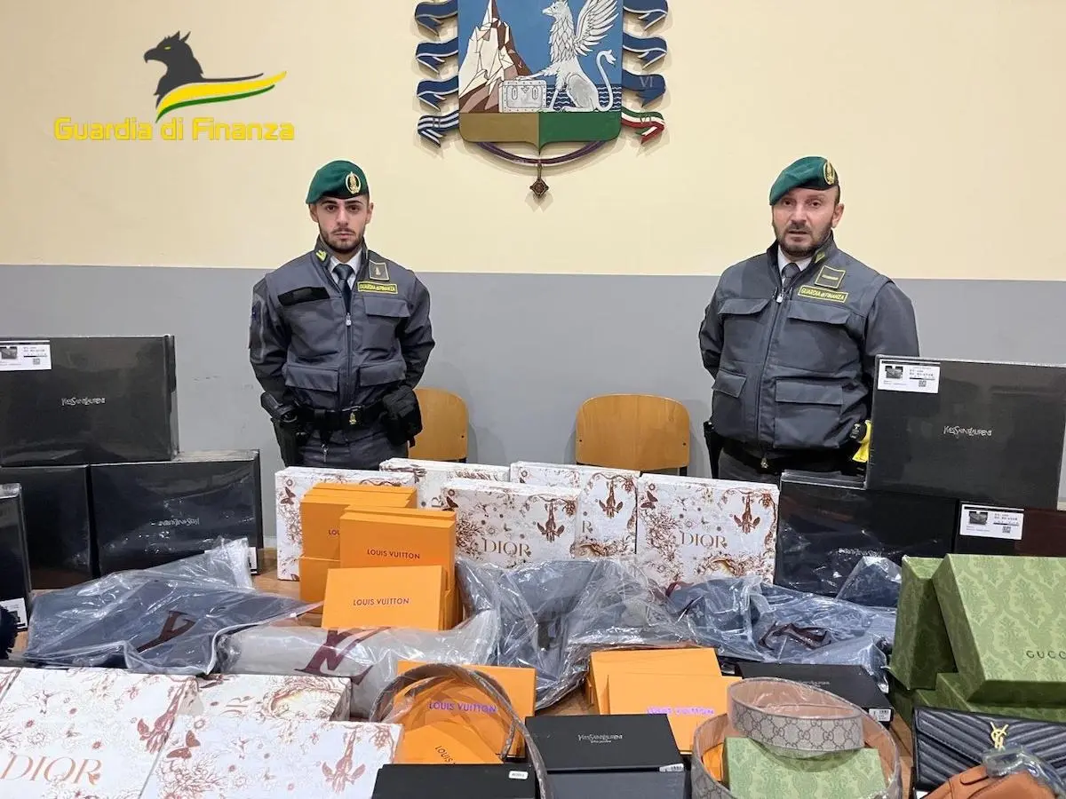 napoli sequestro borse cinture portafoglio contraffatti