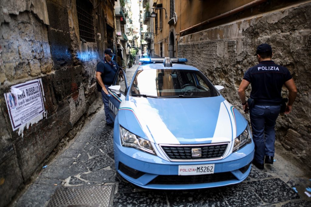 napoli-arrestato-quartieri-spagnoli-droga-documenti-casa