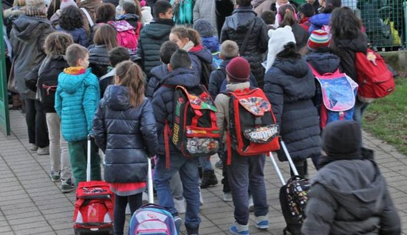 Marigliano, fotografa bambini davanti scuola: fermato