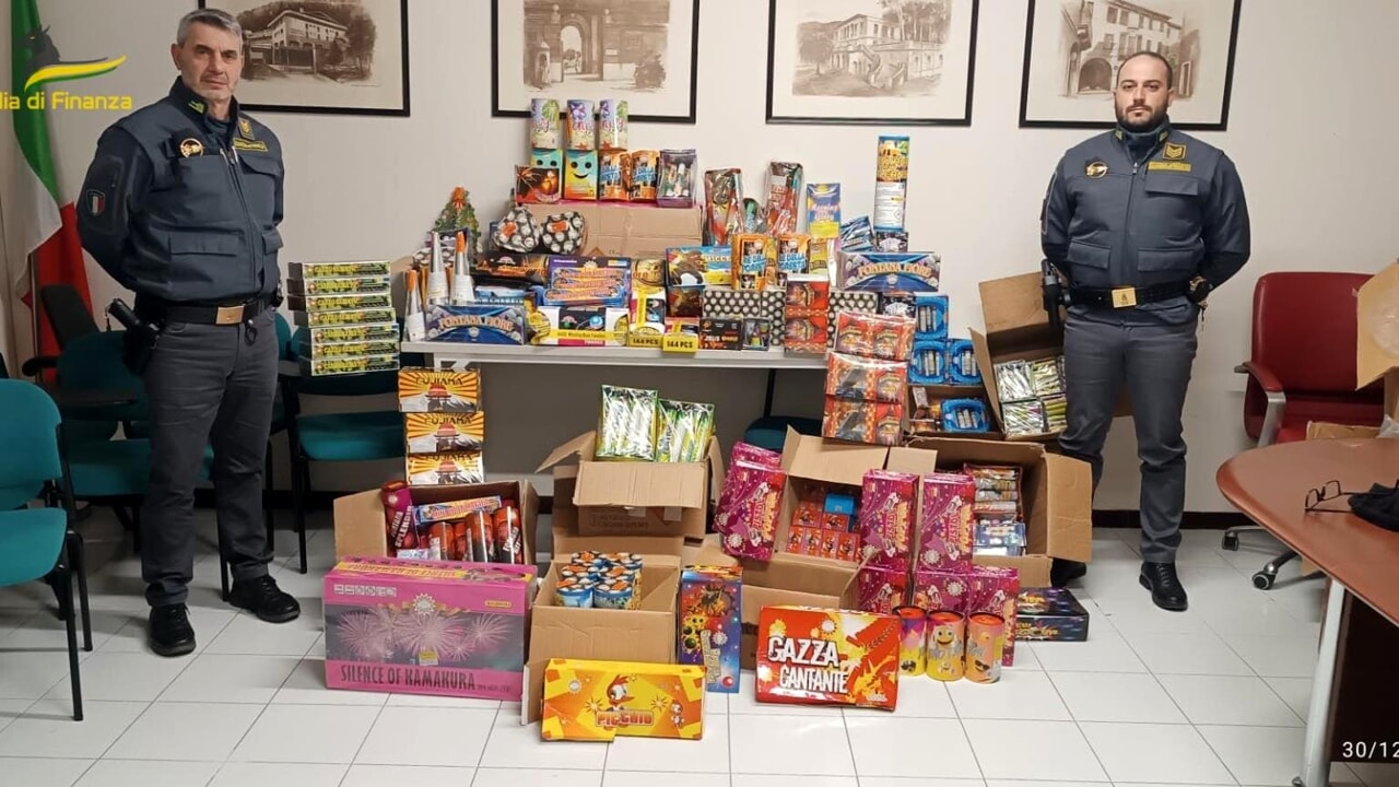 avellino sequestro fuochi artificio illegali
