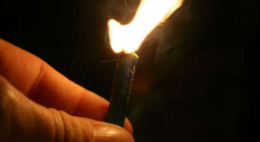 maddaloni petardo esplode mano ferito