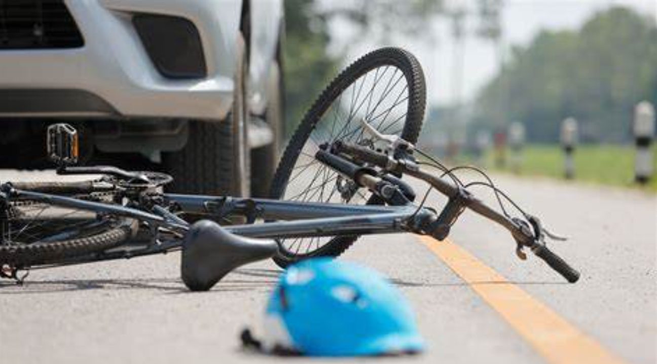 Caserta donna bici investita furgone illesa
