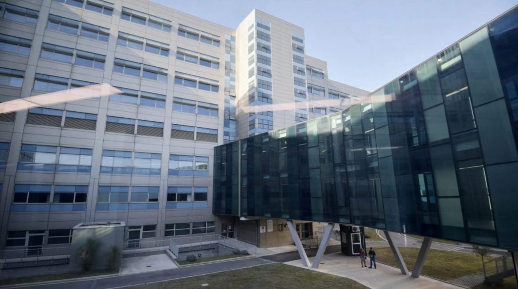 Ospedale Mare paziente stacca dito infermiere morso