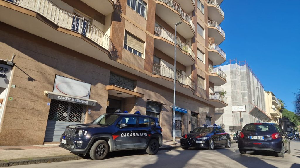suicidio uomo balcone avellino