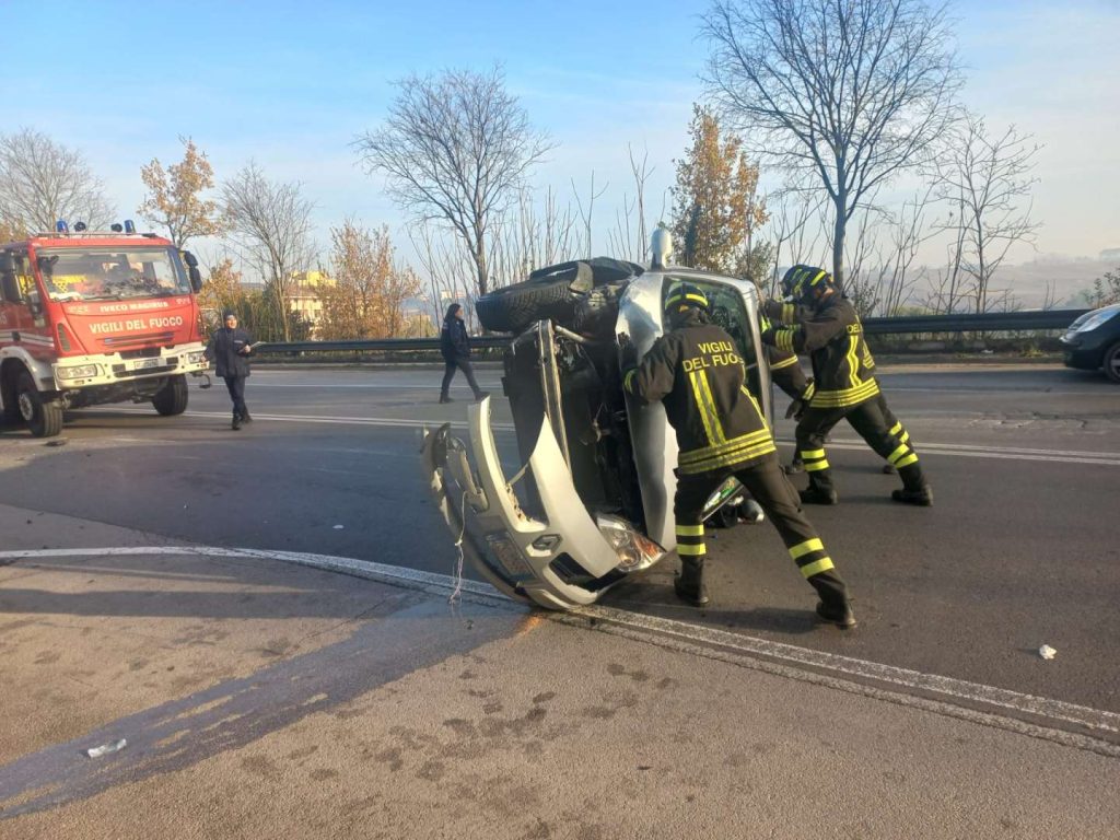 auto si ribalta benevento