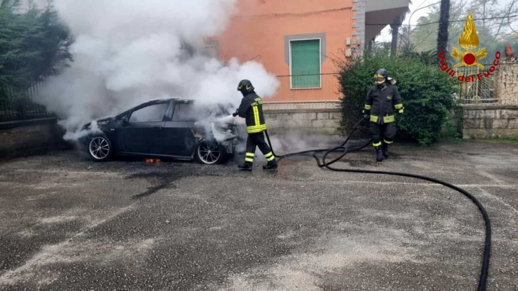 caserta incendio auto parcheggio condominio