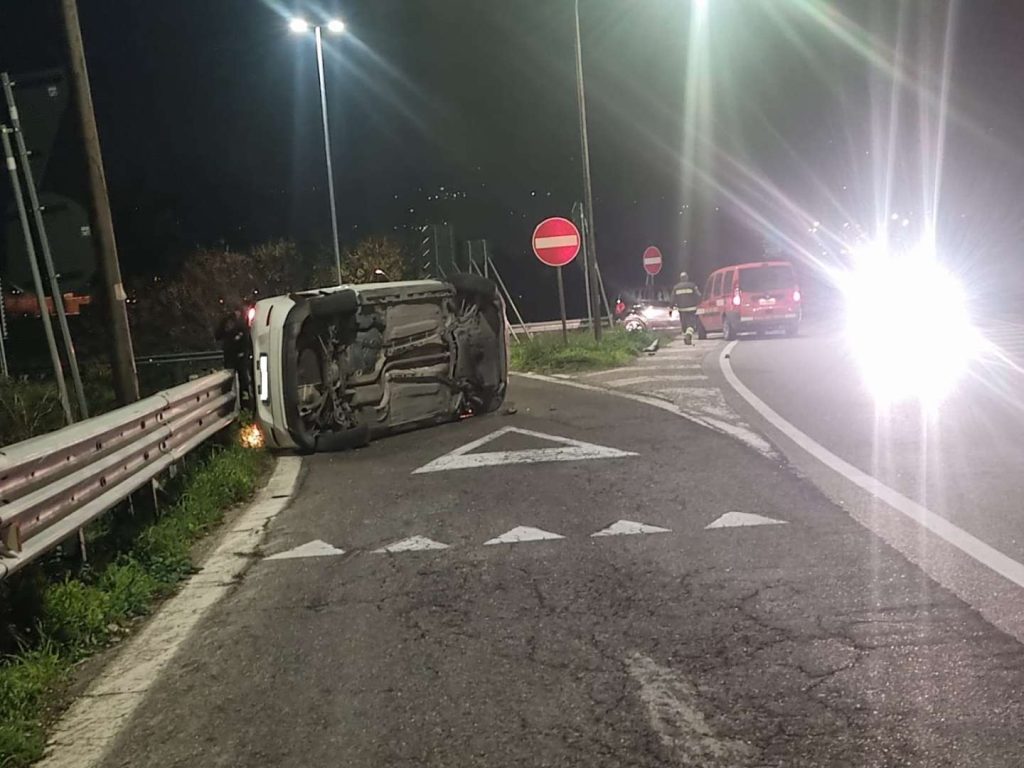 benevento tamponamento auto si ribalta