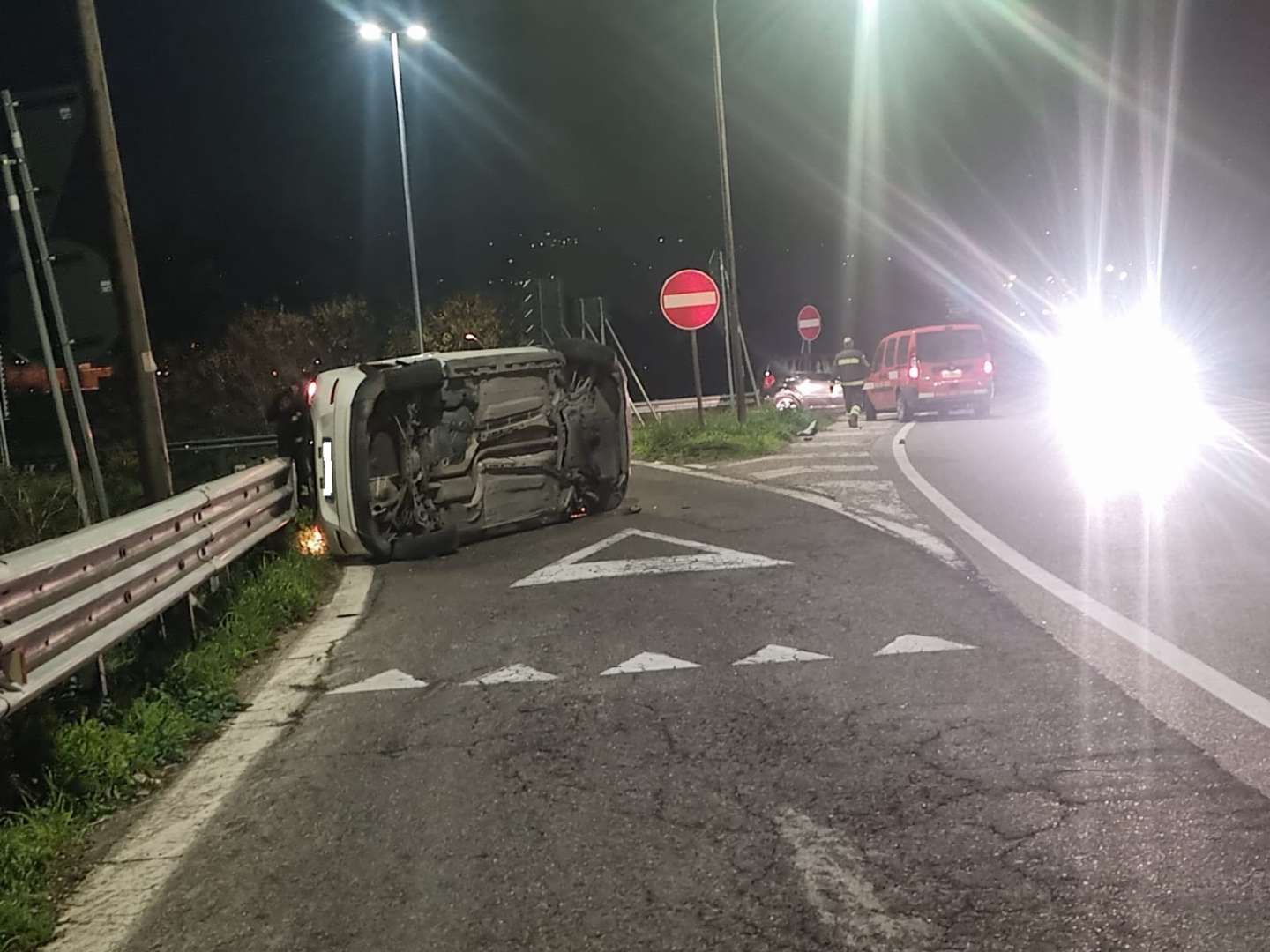 benevento tamponamento auto si ribalta