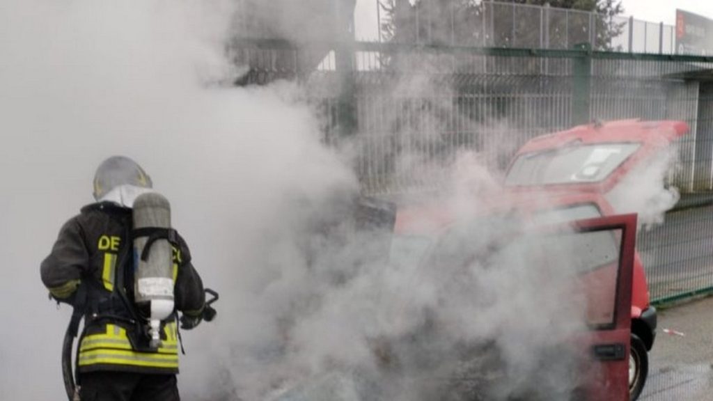 benevento auto contro recinzione prende fuoco
