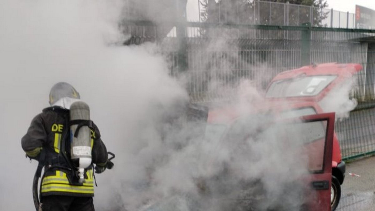 benevento auto contro recinzione prende fuoco