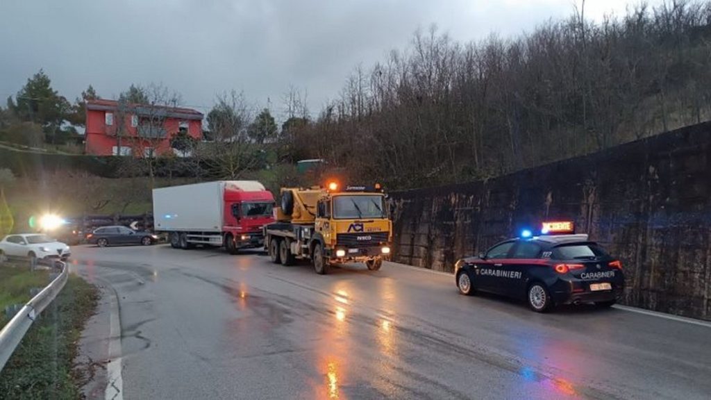 camion contro muro ariano irpino
