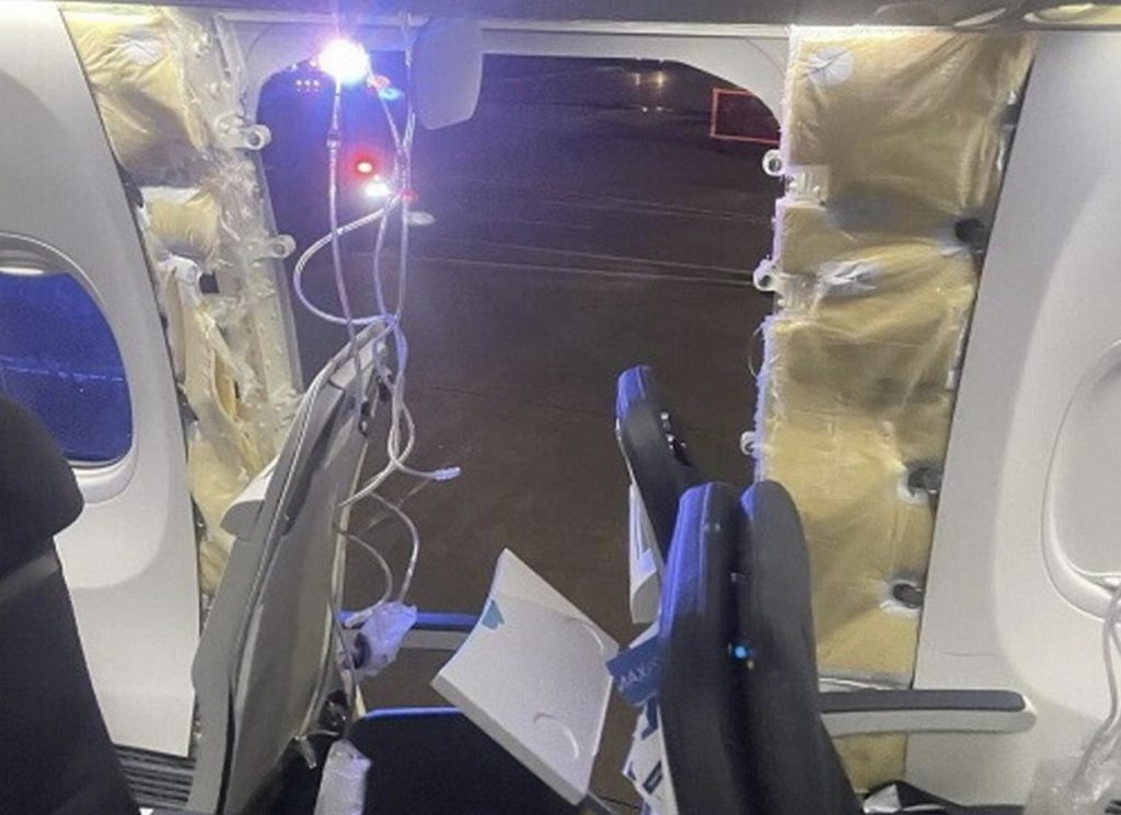 esplode-portellone-aereo-costretto-atterraggio-emergenza-usa