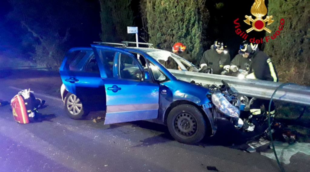 incidente-firenze-auto-trafitta-guardrail