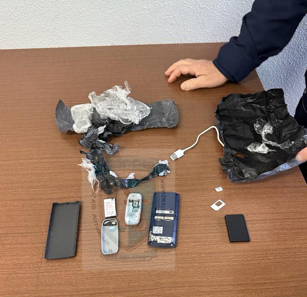 teramo-moglie-detenuto-campano-nasconde-cellulare-scarpe