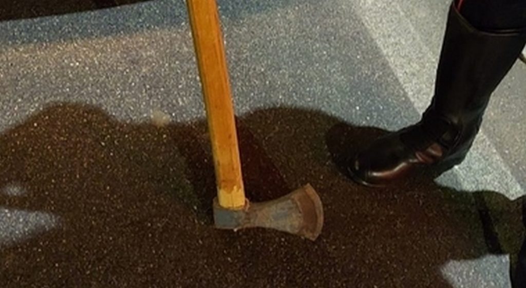 roma tenta uccidere fidanzato ascia arrestata