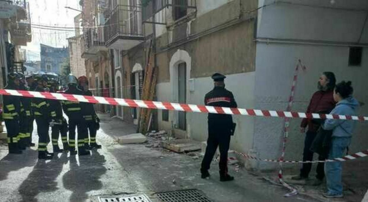 bari crolla balcone coppia anziani precipita
