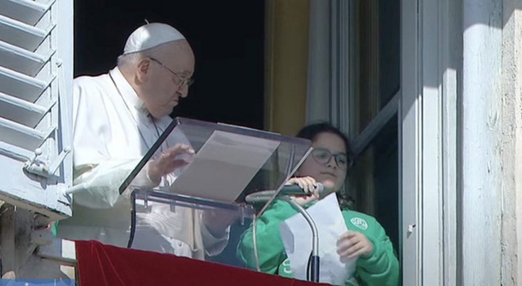 papa francesco angelus microfono bimba pace legambiente