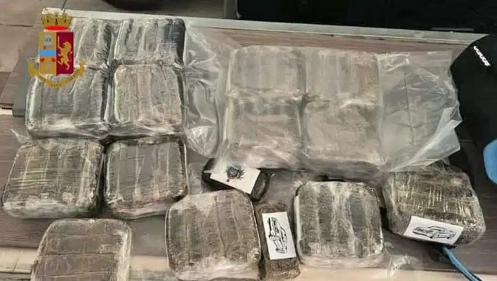 salerno droga capannone arresti