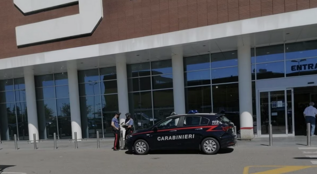 uomo precipita parcheggio supermercato milano