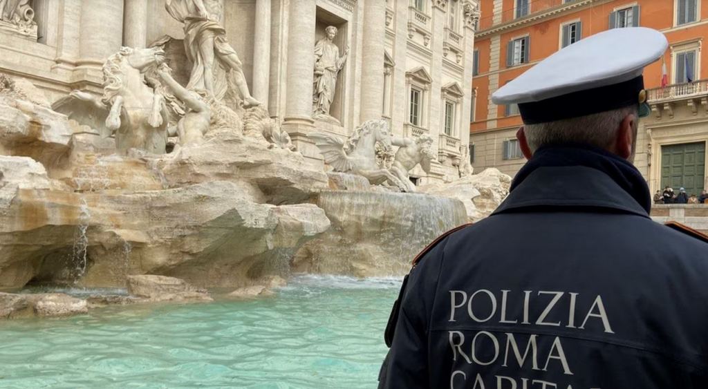 roma fontana trevi aggredisce ex fermato uomo