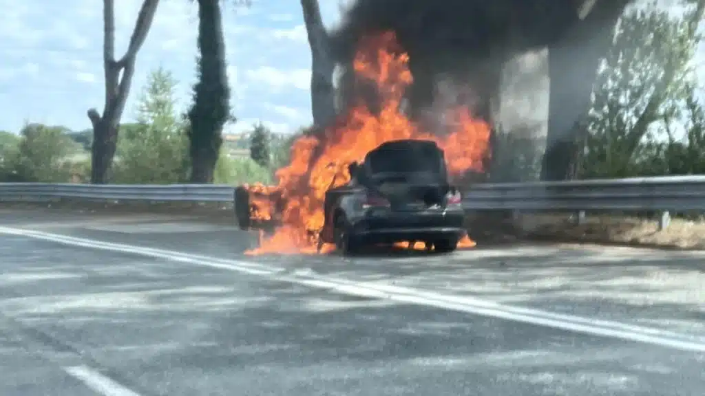 eboli incendio auto oggi 3 gennaio 2024