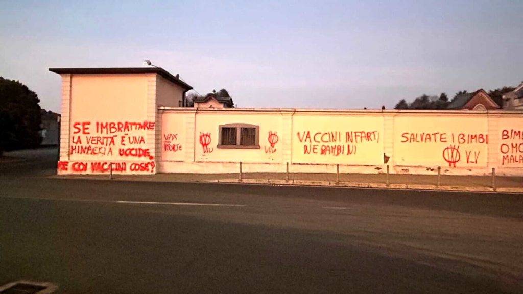 scritte no vax muro cimitero milano