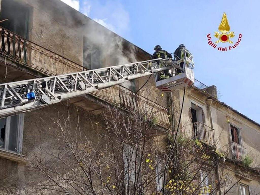 incendio-caserta-fiamme-rifiuti-stabile-abbandonato