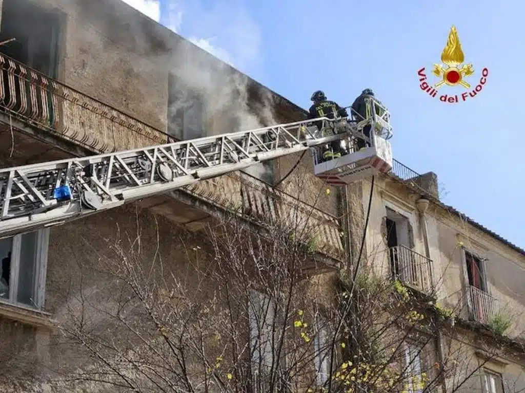incendio-caserta-fiamme-rifiuti-stabile-abbandonato
