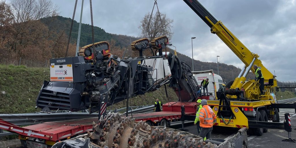 atena lucana fresatrice ribaltata autostrada