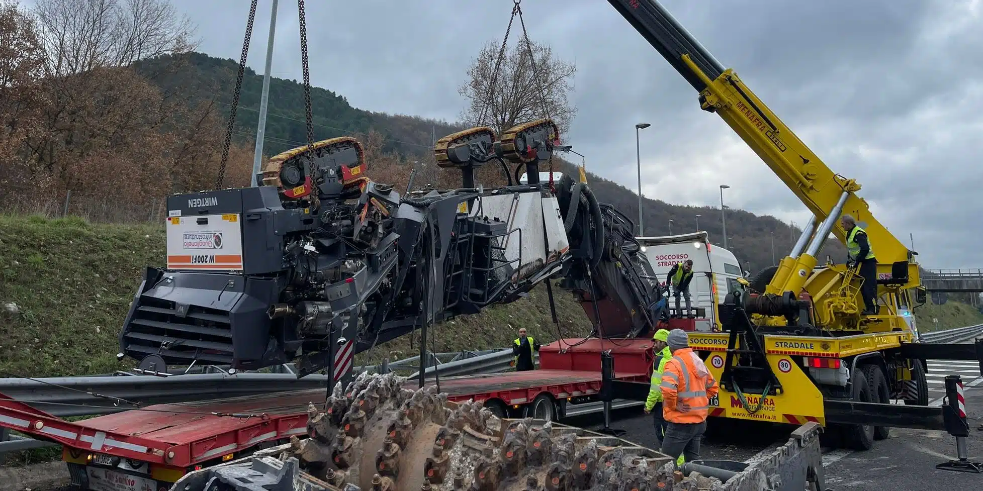 atena lucana fresatrice ribaltata autostrada