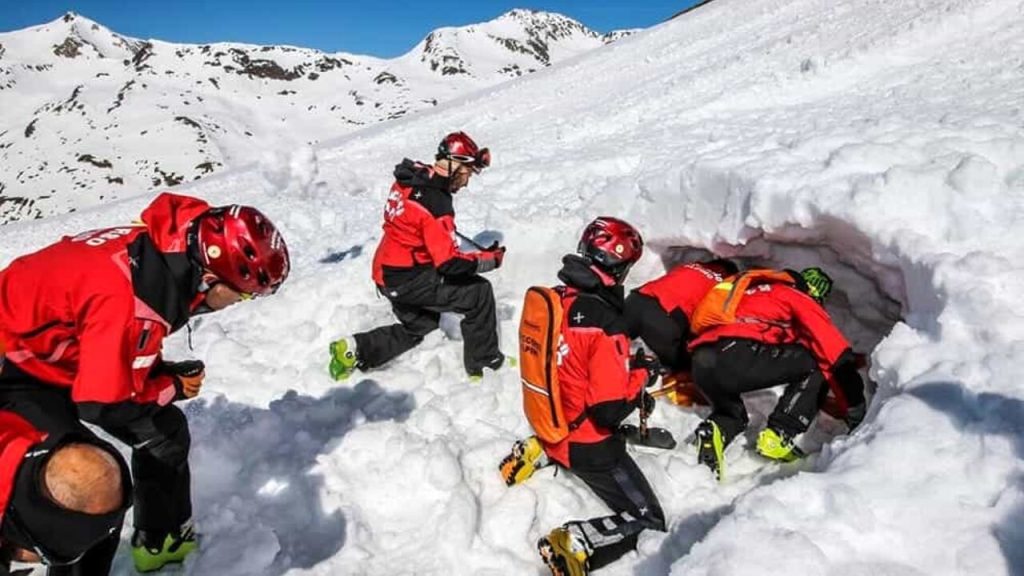 l'aquila valanga travolge escursionisti